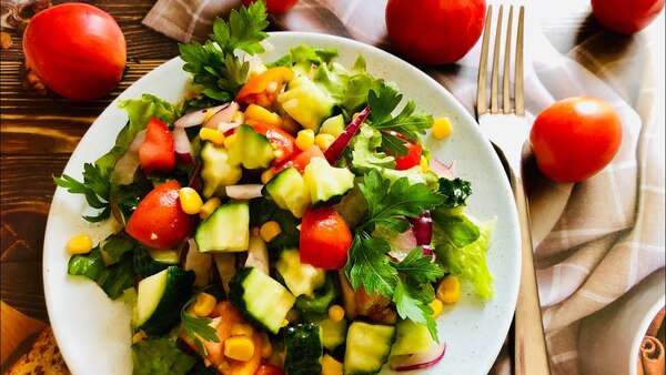 تازہ سبزیوں اور ہلکے گھریلو کھانے کی سادہ پیشکش